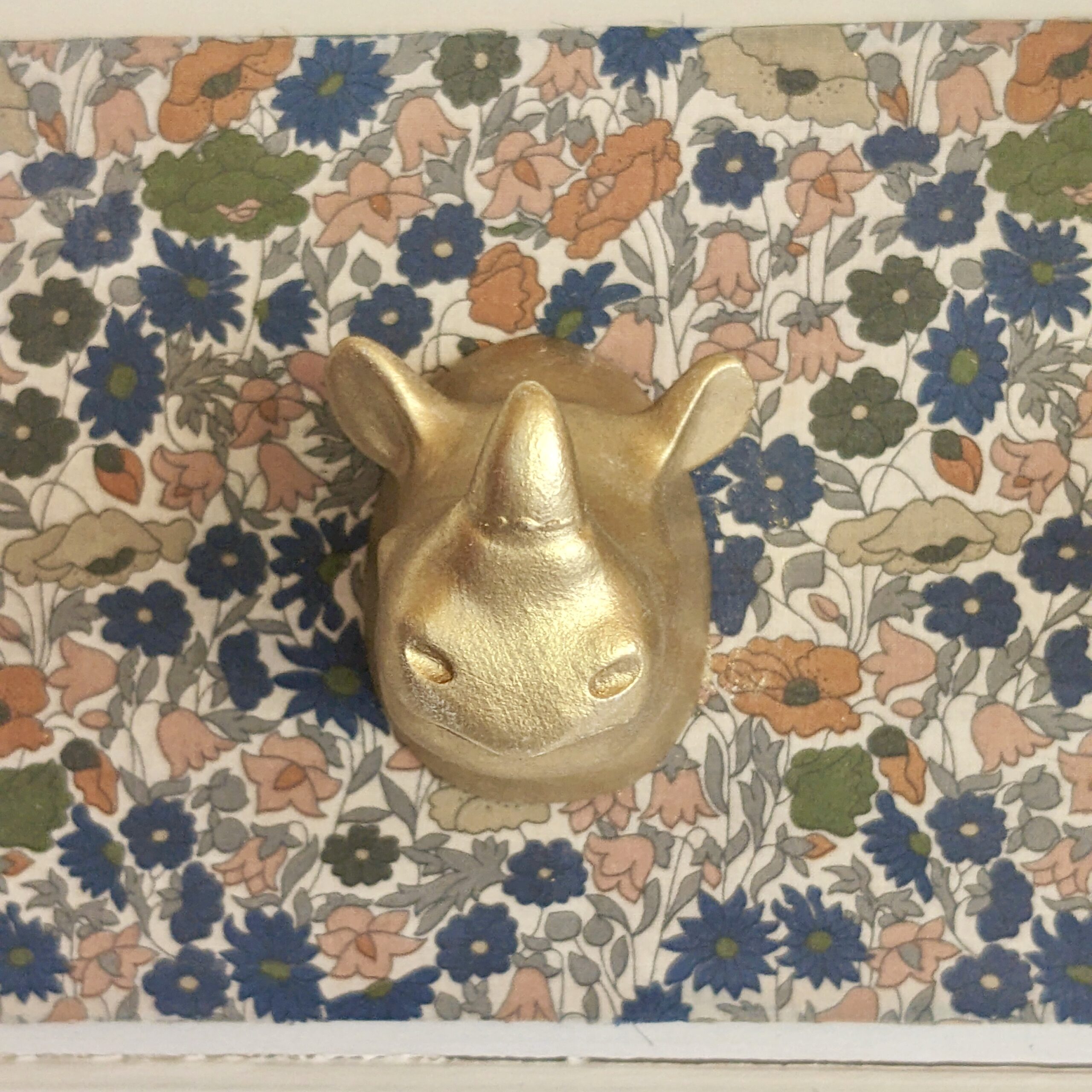 Porte-manteau tête d’animaux doré et tissu liberty – Image 3