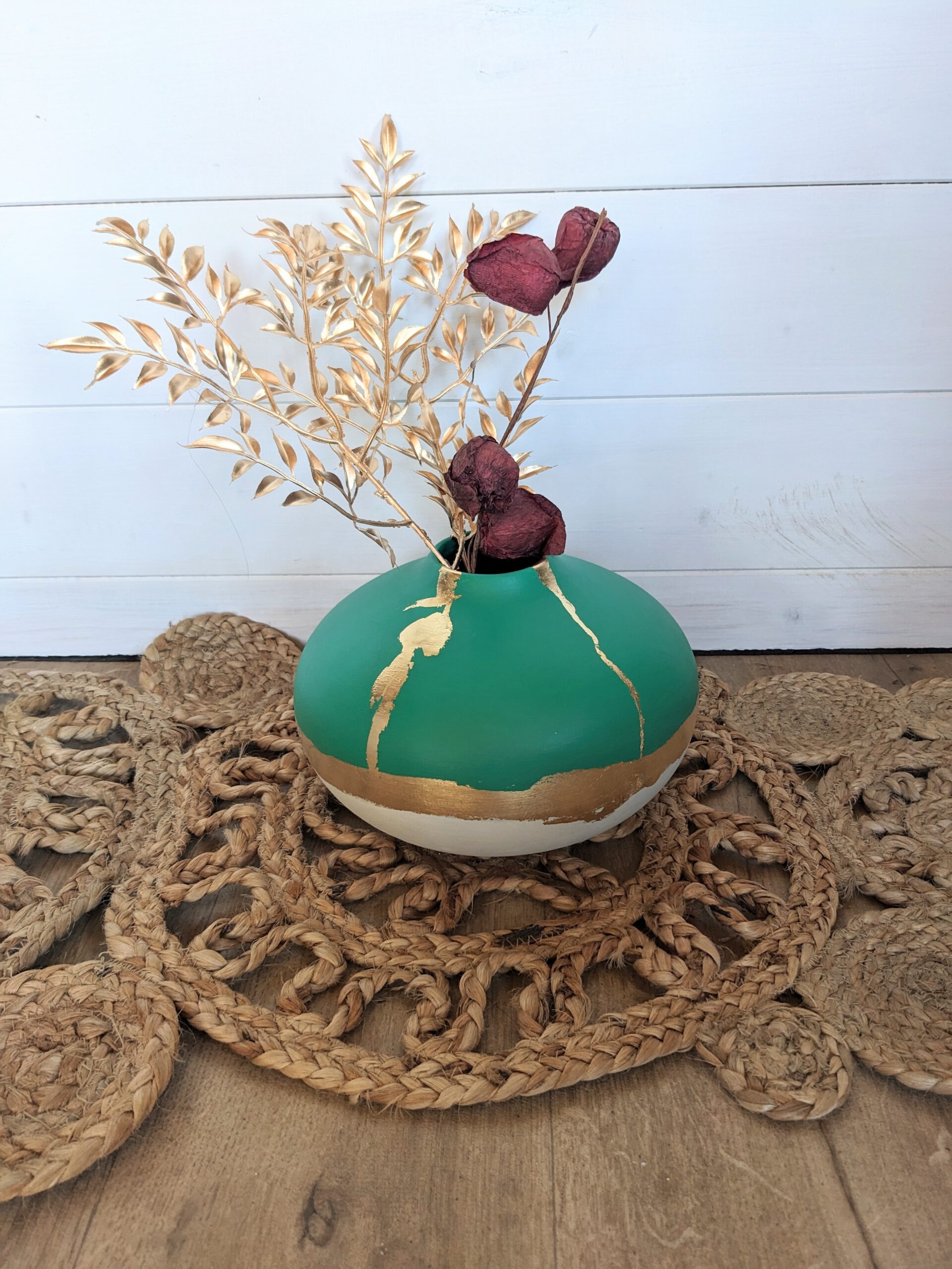 Vase vert et blanc avec un liseré en feuille d’or – Image 2