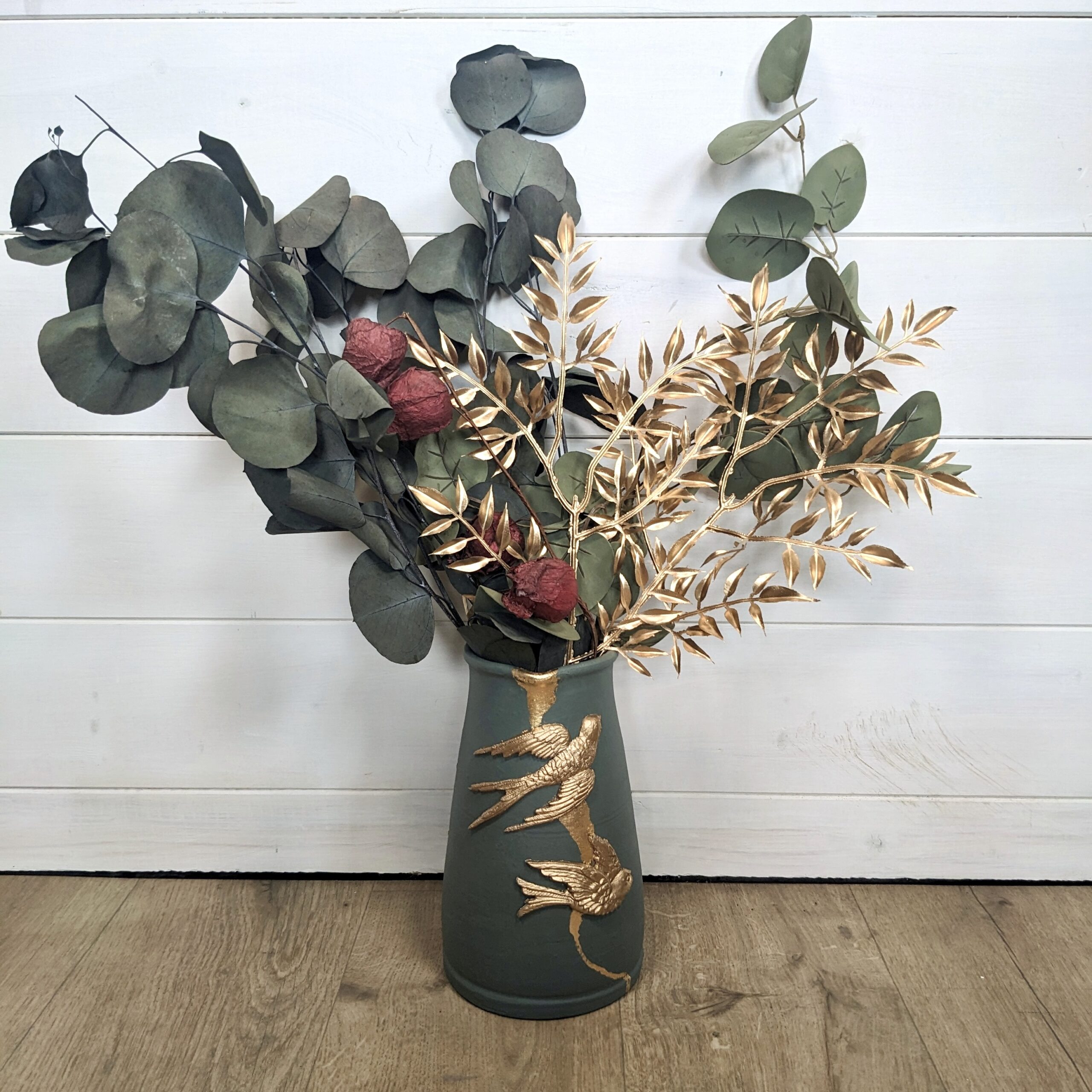 Pichet vert kaki avec ajout de moulures oiseaux et feuille d’or – Image 2