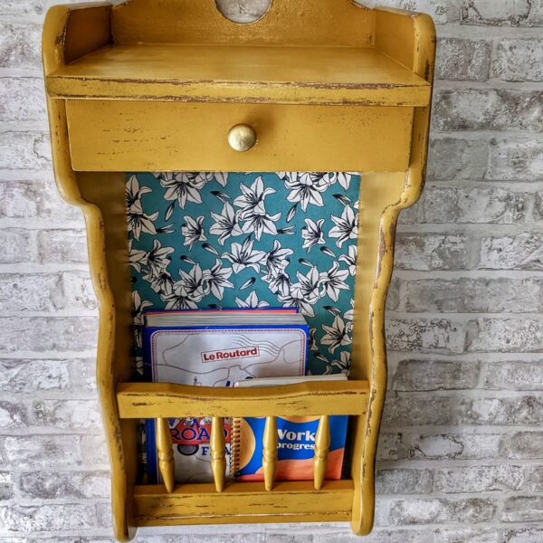 Étagère murale jaune moutarde et tissu à fleurs – Image 4