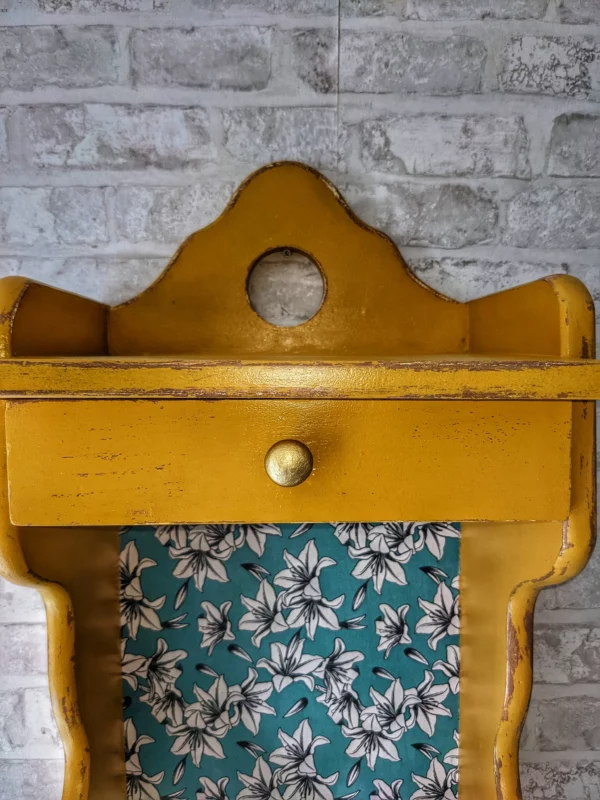 Étagère murale jaune moutarde et tissu à fleurs – Image 5