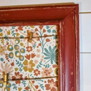 Cadre rouge, détail papier fleuri