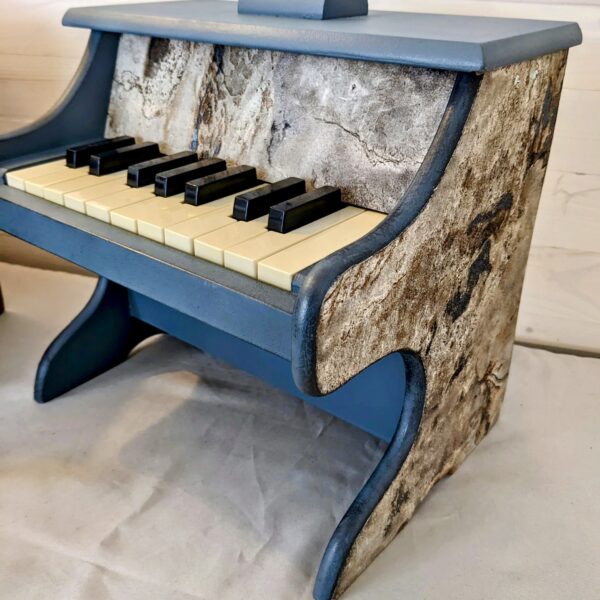 Petit piano bleu foncé avec motif marbre – Image 3