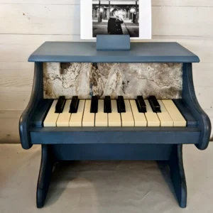 Détail du tissu motif marbre sur le piano en bois bleu foncé