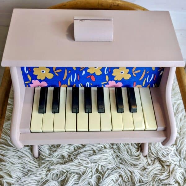 Petit piano rose poudré avec tissu grosses fleurs – Image 3