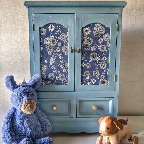 Armoire de poupées bleue en bois avec tissu fleuri – Image 2