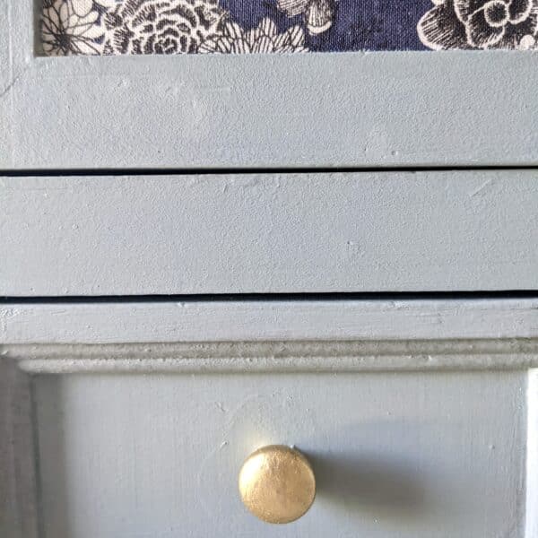 Armoire de poupées bleue en bois avec tissu fleuri – Image 3