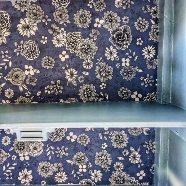 Armoire de poupées bleue en bois avec tissu fleuri – Image 4