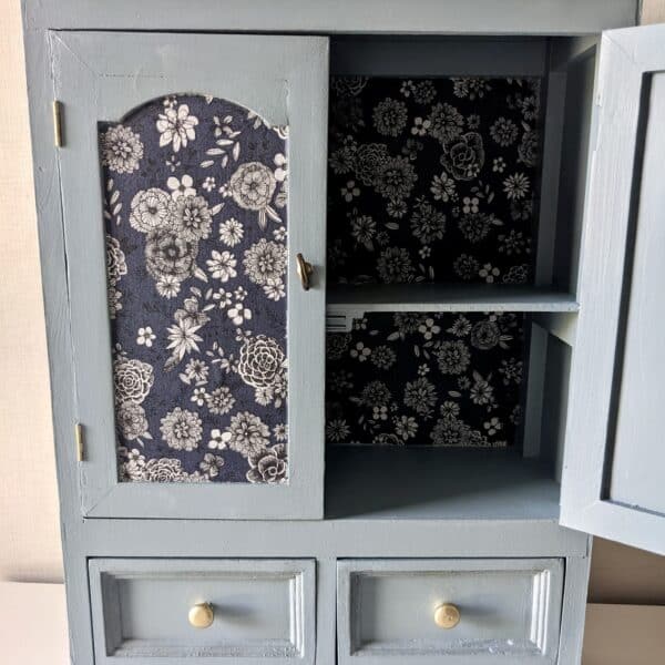 Armoire de poupées bleue en bois avec tissu fleuri – Image 5