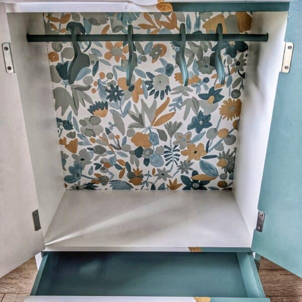 Chambre de poupées verte et blanche avec feuille d’or et papier fleuri – Image 4