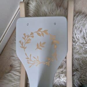 Cheval à bascule en bois beige et gris dans une chambre d'enfant au style scandinave