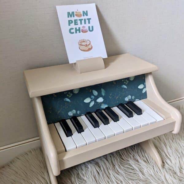 Petit piano beige et tissu eucalyptus – Image 2