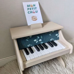 Détail du tissu eucalyptus sur le piano en bois beige