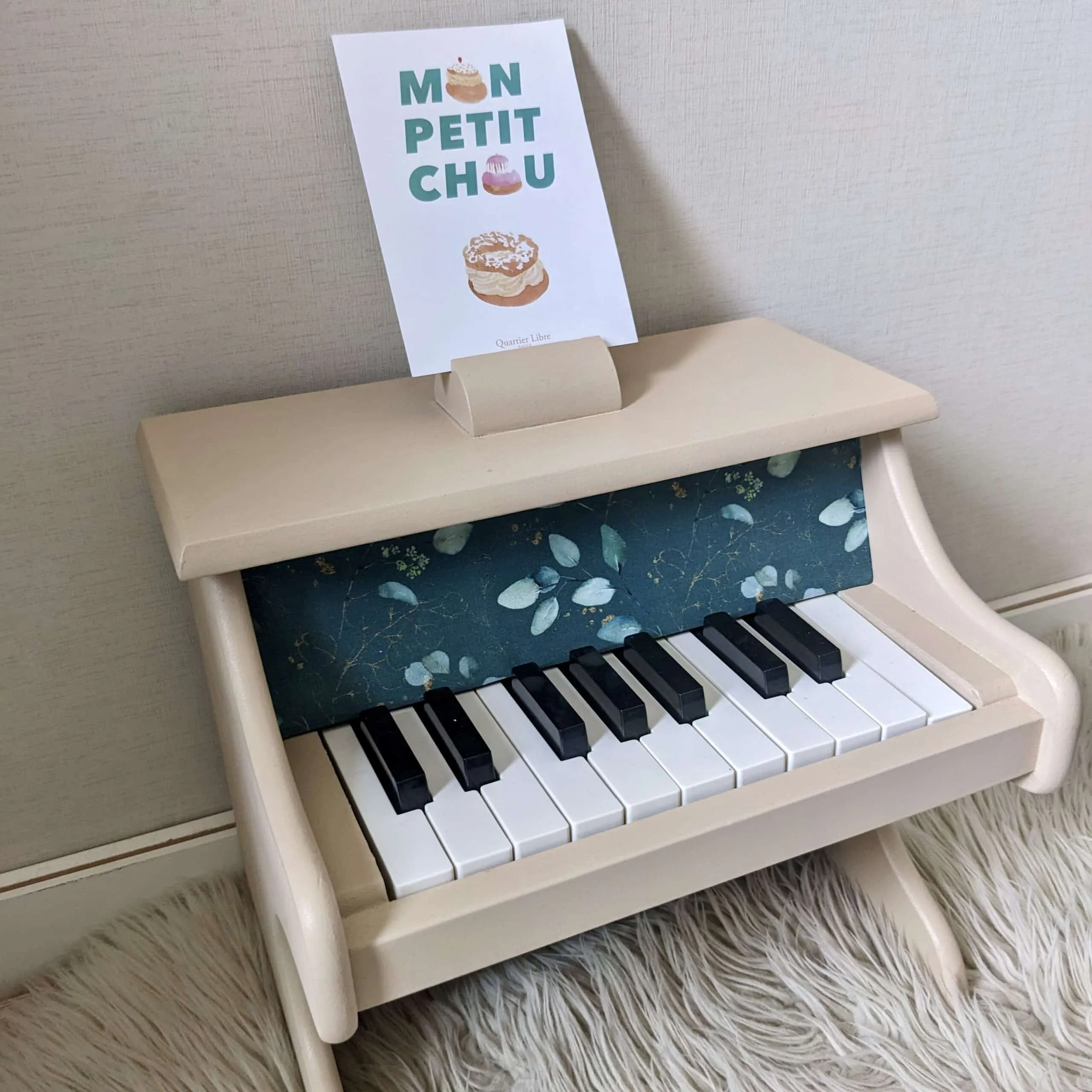 Détail du tissu eucalyptus sur le piano en bois beige