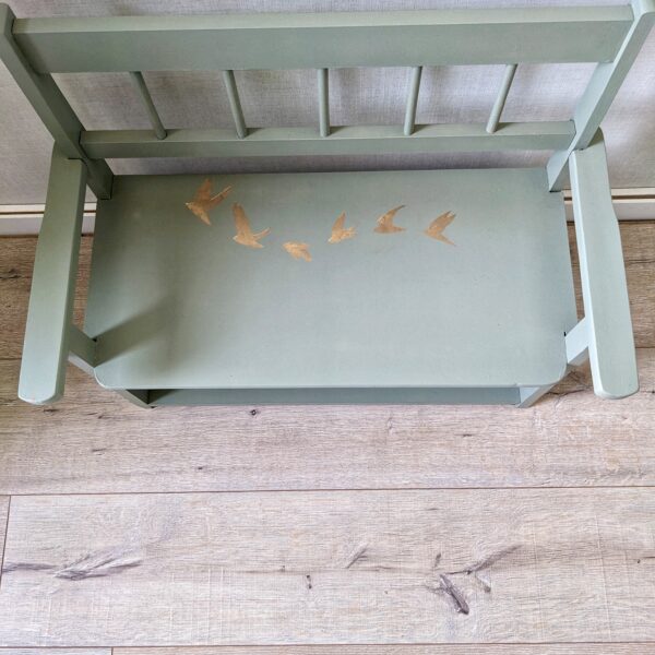 Banc en bois pour enfant vert sauge et motifs oiseaux dorés – Image 2