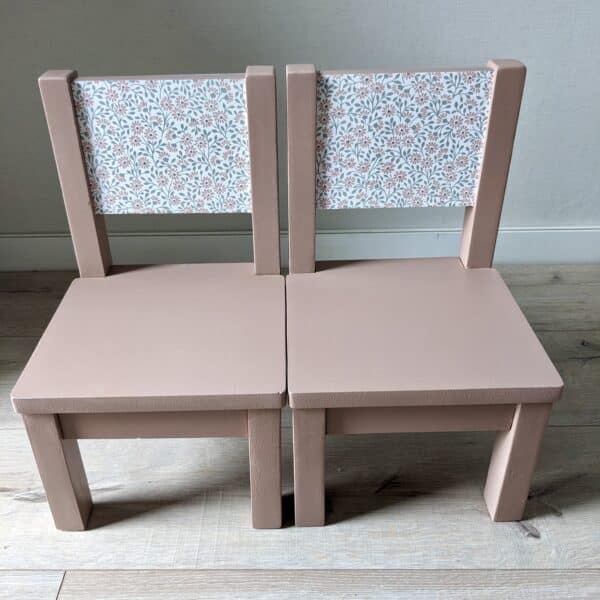 Paire de petites chaises de poupées rose poudré – Image 2