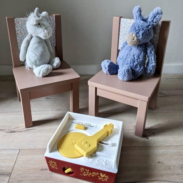 Paire de petites chaises de poupées rose poudré – Image 3