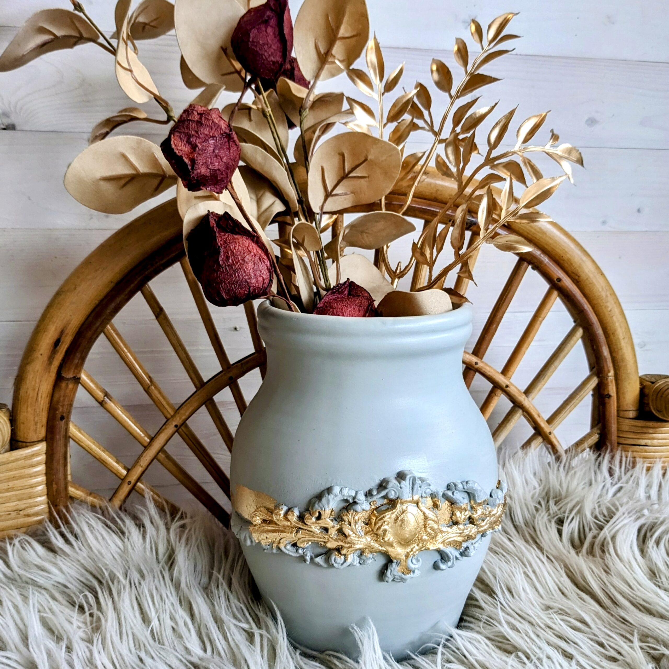 Pot en terre gris bleu avec ajout de moulure et de feuille d’or – Image 2