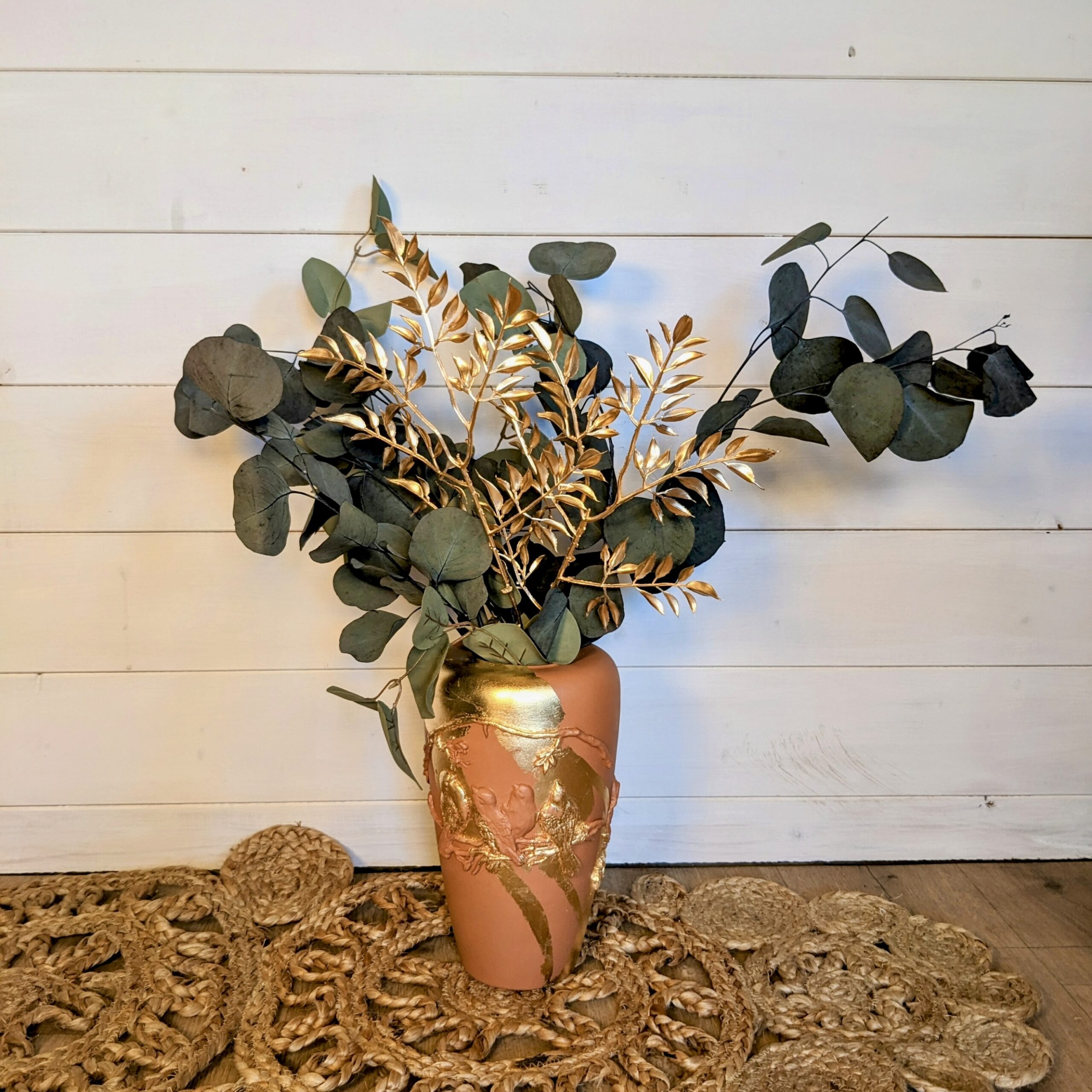 Vase terracotta avec ajout de moulures et feuille d’or – Image 2