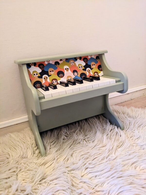 Petit piano vert et tissu visages coloré – Image 2