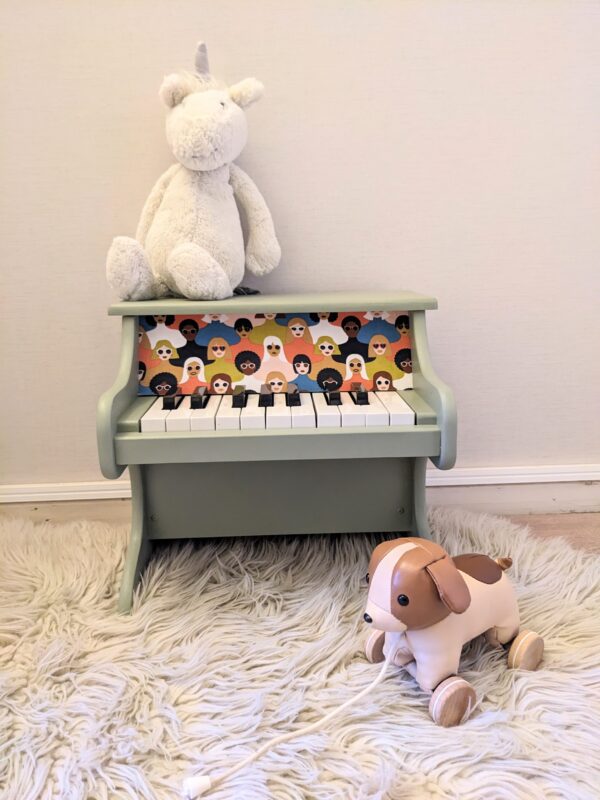 Petit piano vert et tissu visages coloré – Image 3