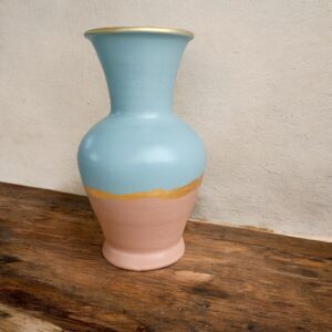 Petit vase rose et bleu avec un liseré en feuille d’or