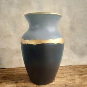 Vase gris et noir avec un liseré en feuille d’or