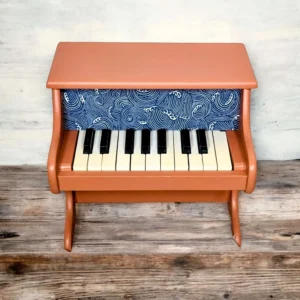Piano en bois pour enfant relooké terracotta, tissu vague - By Léo