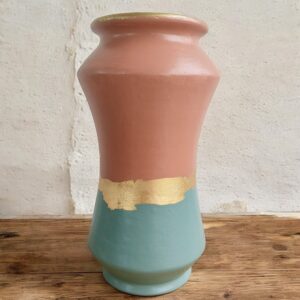 Grand vase rose poudré et bleu avec un liseré en feuille d’or