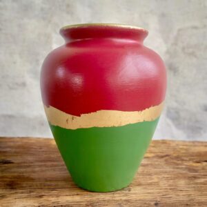 Vase rouge et vert avec un liseré en feuille d’or
