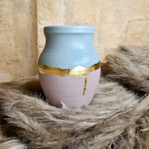 Pot rose et bleu avec un liseré en feuille d’or