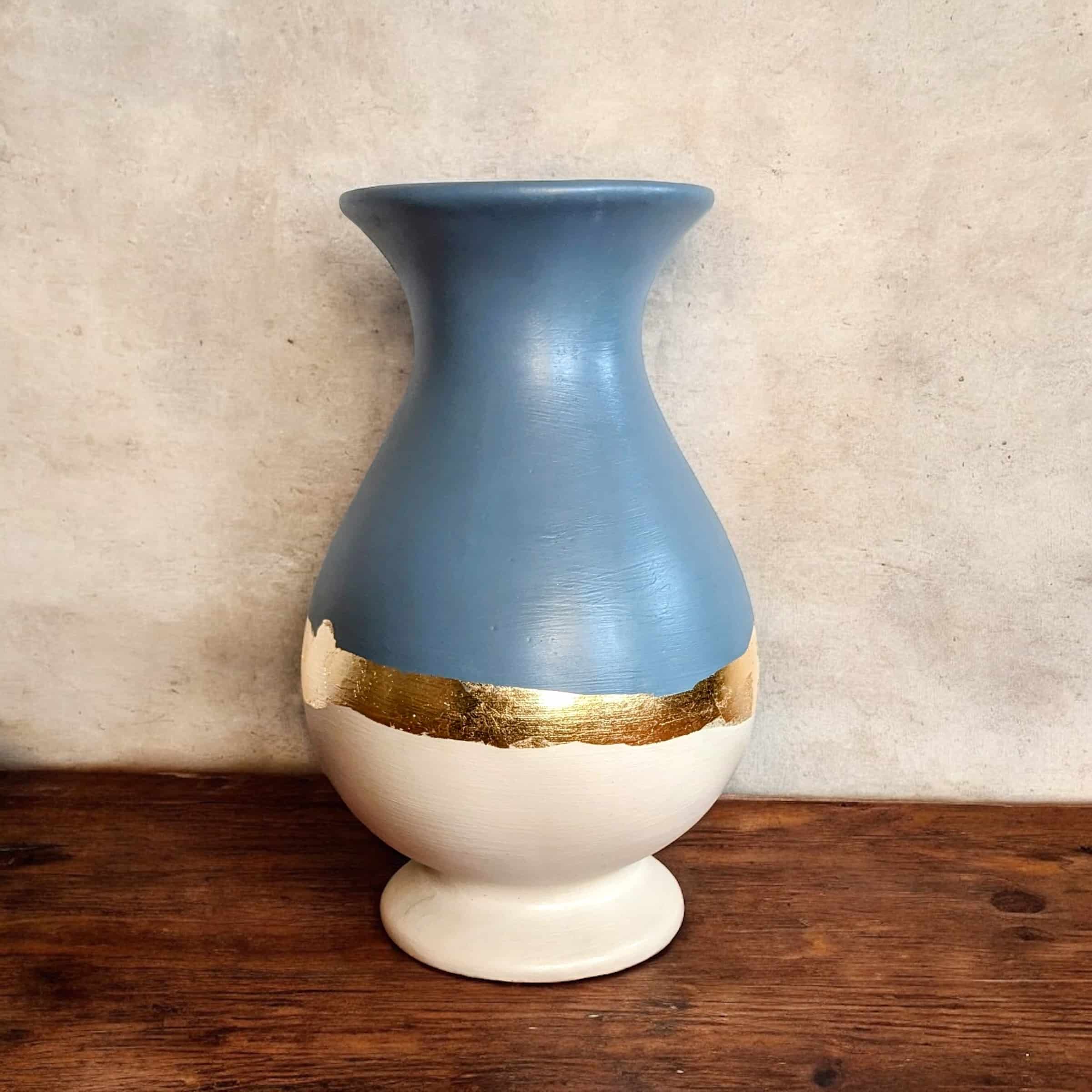 Petit vase blanc et bleu avec un liseré en feuille d’or
