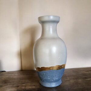 Vase bleu et blanc avec un liseré en feuille d’or