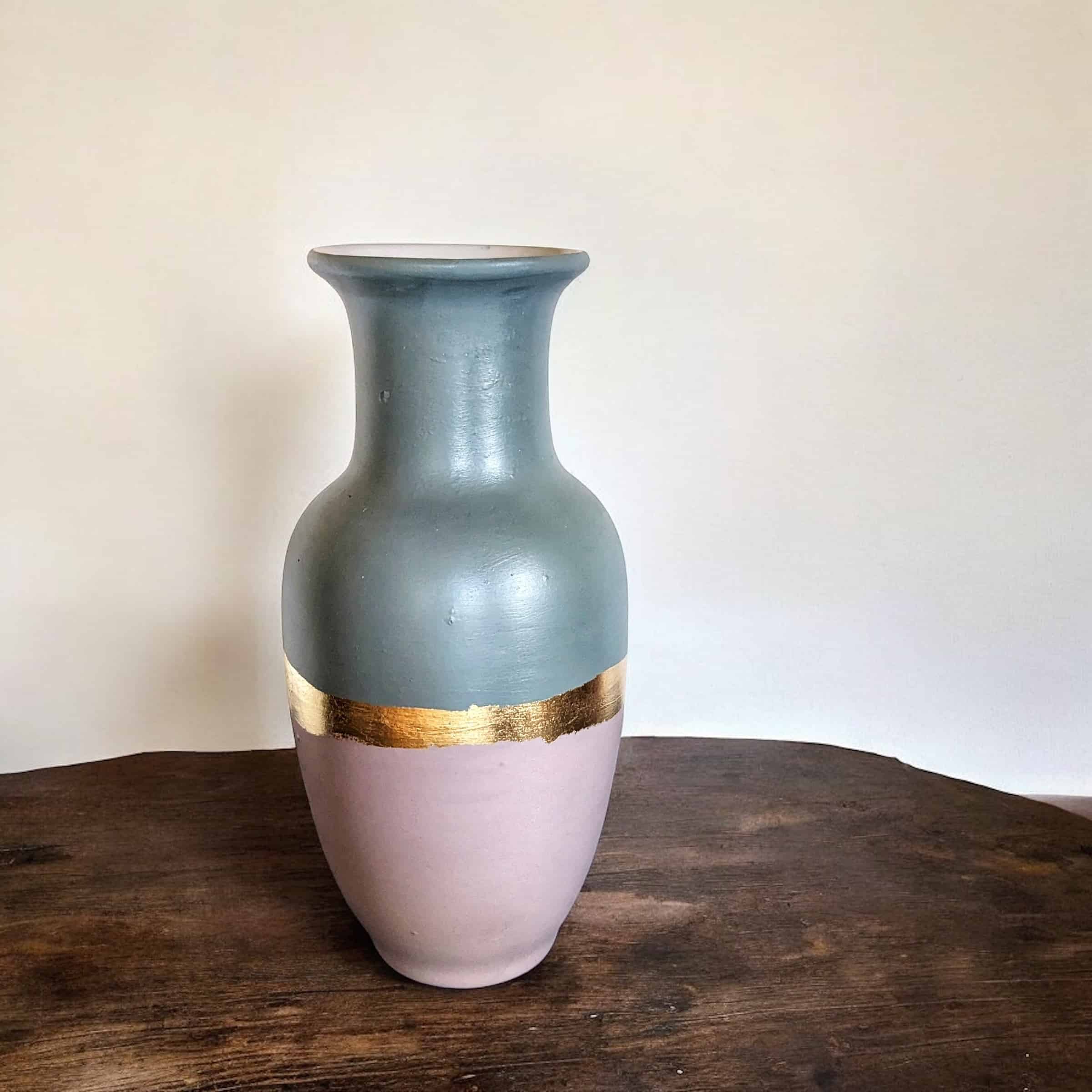 Vase rose pâle et bleu avec un liseré en feuille d’or