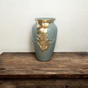 Grand vase vert de gris avec ajout de moulures et de feuille d’or