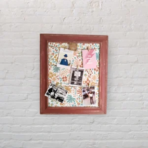 Grand cadre photo rouge avec papier fleuri, vue d'ensemble