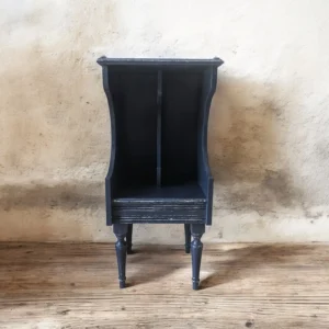 Ancien meuble de téléphone bleu nuit, vue d'ensemble