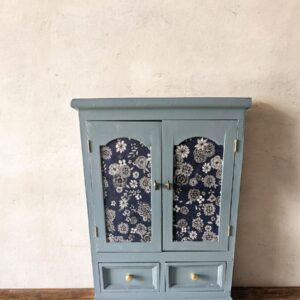 Armoire de poupées bleue en bois avec tissu fleuri