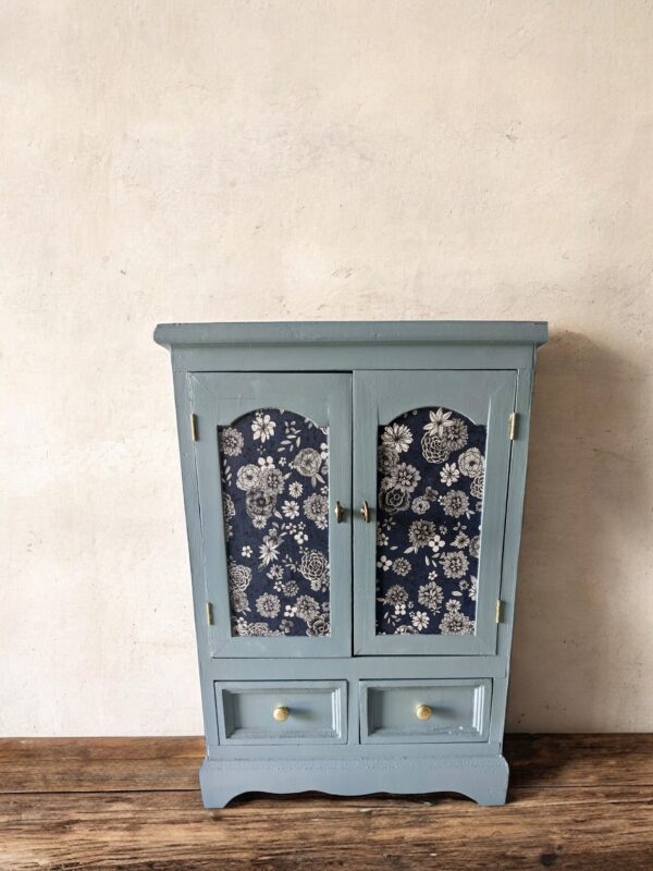 Armoire de poupées bleue en bois avec tissu fleuri