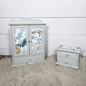 Petite chambre de poupées verte et papier fleuri, vue d'ensemble
