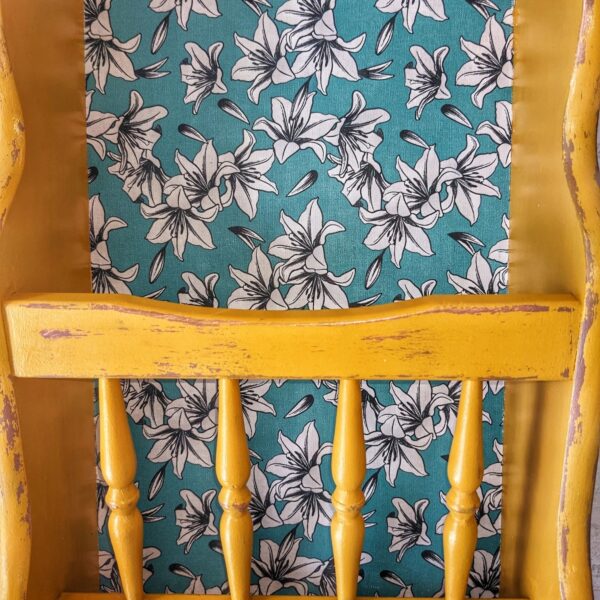 Étagère murale jaune moutarde et tissu à fleurs – Image 2