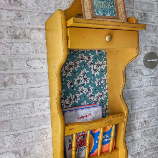 Étagère murale jaune moutarde et tissu à fleurs – Image 3