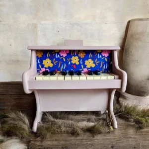 Piano en bois pour enfant relooké rose poudré, tissu à grosses fleurs - By Léo