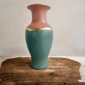 Grand vase vert et terracotta avec un liseré en feuille d’or