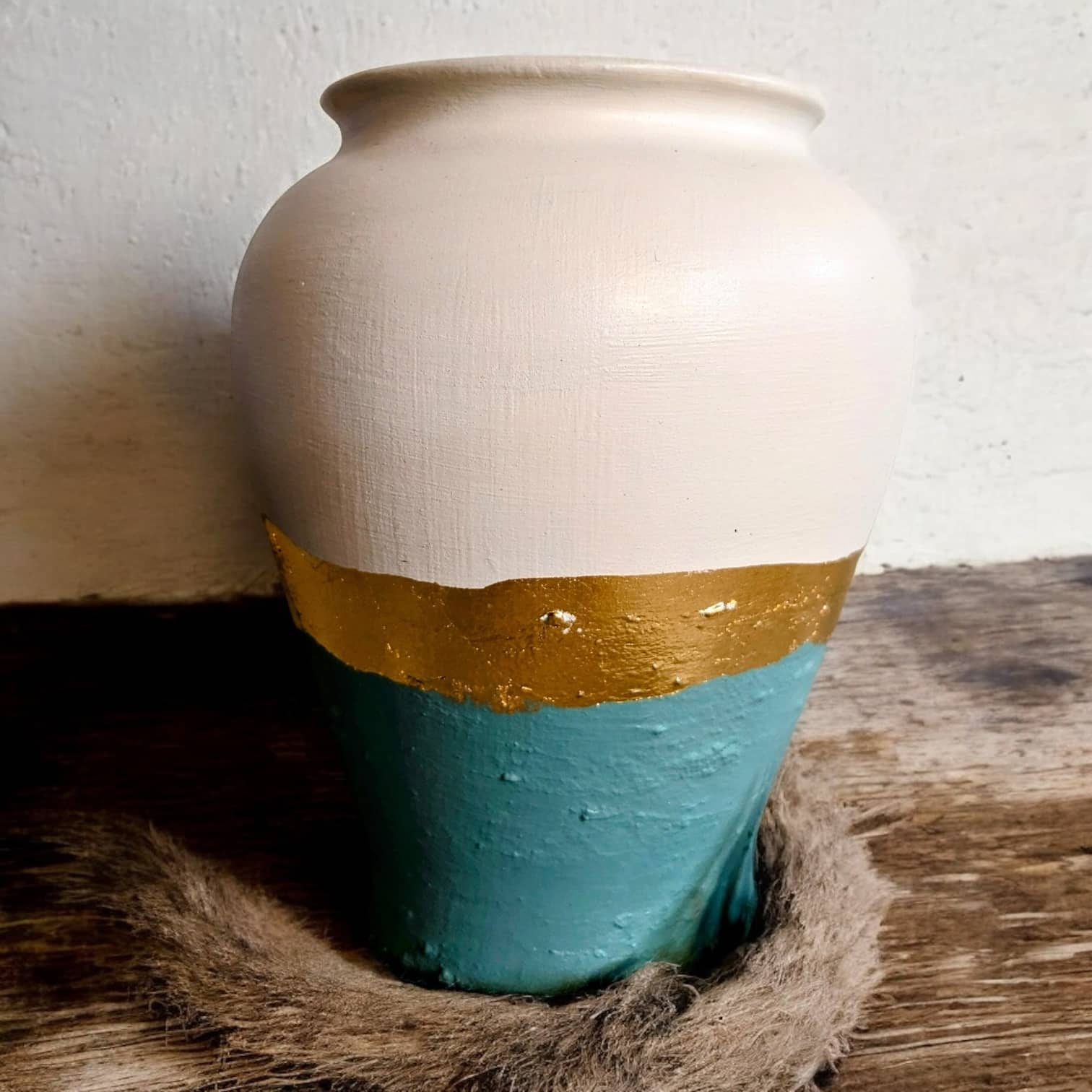 Vase blanc et vert avec un liseré en feuille d’or