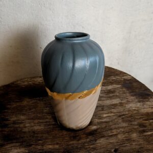 Vase bleu gris et beige avec un liseré en feuille d’or