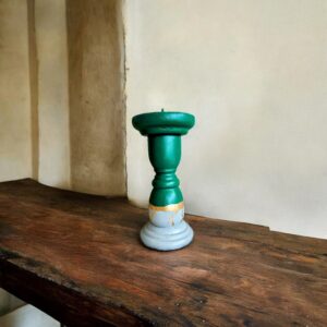 Bougeoir en bois vert et vert de gris avec un liseré en feuille d’or