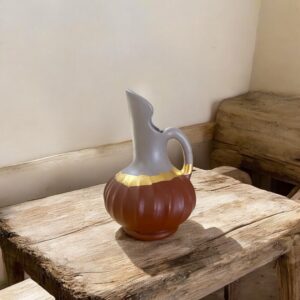 Petit pichet relooké gris et bordeaux avec un liseré en feuille d’or