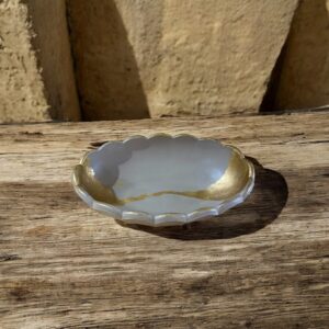 Vide-poche beige effet vieilli et feuille d’or