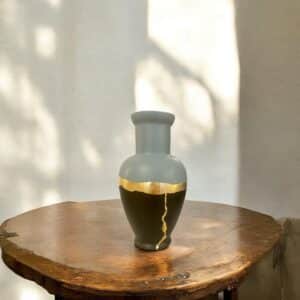 Vase gris bleu et noir